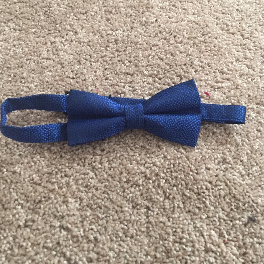 blue bow‎ tie